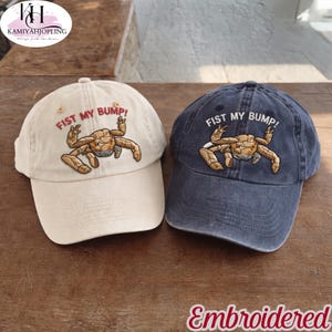 Pode incluir: Uma placa de madeira rústica com o texto "Welcome to our home" em letras brancas. A placa apresenta um acabamento desgastado e um design simples e convidativo, ideal para a entrada.