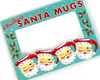 Peut inclure: Un cadre photo bleu turquoise avec un motif de flocons de neige blancs et le texte "Christmas Santa Mugs". Trois tasses de Noël avec des chapeaux rouges et des barbes blanches sont en bas du cadre.