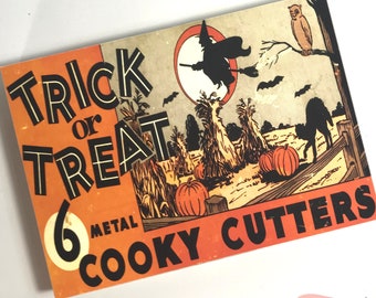 Puede incluir: Cortadores de galletas vintage de Halloween con una bruja volando en una escoba, un gato negro y calabazas. El paquete dice "Trick or Treat 6 Metal Cooky Cutters".