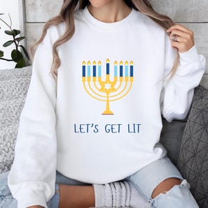 Let's Get Lit Chanuka Bluza, Menorah Bluza, Uroczy Chanuka Sweter, Chanuka Bluza, Prezent na Chanukę, Żydowski Prezent Chanuka