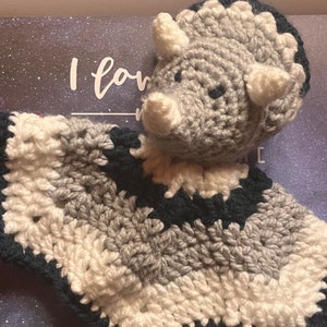 GEHAAKT PATROON | Dinosaurus Lovey | Prachtig haakpatroon | Gehaakte knuffeldoekje | Leuke speelgoedpatronen | Cadeau kraamcadeau | Pdf direct downloaden