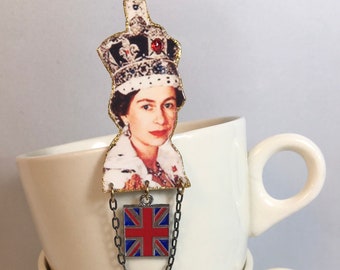 Spilla Ciondolo Rosa Tudor &ndash; Replica Regina Elisabetta II &ndash; Fiore In Rodio E Zirconi