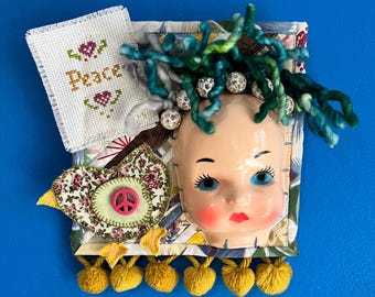 Puppengesicht Fiber Art Collage Peace