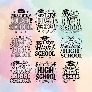 Può includere: Una collezione di nove disegni grafici neri con il testo Next Stop High School. Ogni disegno include varie icone come tocco di laurea, matite, trofei, fiocchi e stelle, disposti in una griglia su uno sfondo ad acquerello chiaro.