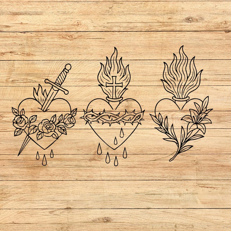 Puede incluir: Tres ilustraciones en blanco y negro de corazones sobre un fondo de madera. Un coraz&oacute;n con una espada y rosas, otro con una corona de espinas y una cruz, y el tercero con lirios.