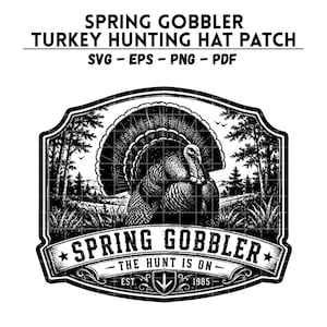 Op de afbeelding: Een zwart-wit grafisch ontwerp met een kalkoen met een uitgewaaierde staart in een bosrijke omgeving. De tekst luidt SPRING GOBBLER TURKEY HUNTING HAT PATCH SVG - EPS - PNG - PDF, SPRING GOBBLER, THE HUNT IS ON en EST. 1985 met een vogelspoor-icoon.