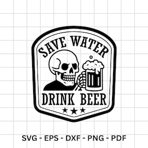 Puede incluir: Diseño gráfico en blanco y negro que presenta una calavera sosteniendo una jarra de cerveza con el texto "SAVE WATER DRINK BEER". El diseño tiene forma de escudo con tres estrellas en la parte inferior.