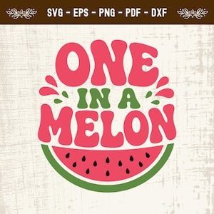 Può includere: Un design grafico digitale che presenta il testo ONE IN A MELON in lettere rosa in grassetto con accenti verdi. Il design include una fetta di anguria stilizzata nella parte inferiore con semi neri e buccia verde, nei formati SVG, EPS, PNG, PDF e DXF.