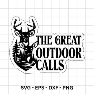 Könnte beinhalten: Schwarz-weiße Grafik mit zwei Hirschen, Bäumen und einer Person mit Pfeil und Bogen. Der Text "THE GREAT OUTDOOR CALLS" ist prominent dargestellt. Der untere Teil des Bildes enthält den Text "SVG - EPS - DXF - PNG".
