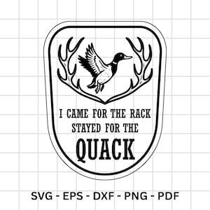 Pode incluir: Design gráfico a preto e branco com um pato dentro de um escudo, com chifres de veado de cada lado. O texto diz "I CAME FOR THE RACK STAYED FOR THE QUACK". Abaixo, os tipos de arquivo: SVG, EPS, DXF, PNG e PDF.