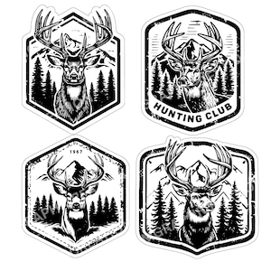 Op de afbeelding: Vier zwart-wit stickers met herten met grote geweien, berglandschappen en dennenbomen. Eén sticker leest "Hunting Club", en een andere toont het jaar "1967". De stickers hebben een distressed, vintage esthetiek.