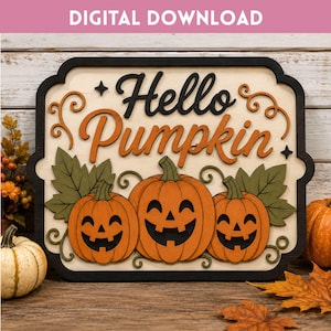 Pode incluir: Uma placa retangular de madeira com borda preta apresentando o texto Hello Pumpkin em letra cursiva preta e laranja. Abaixo do texto, há três abóboras laranjas com folhas e vinhas verdes sobre um fundo de madeira clara. Download digital.