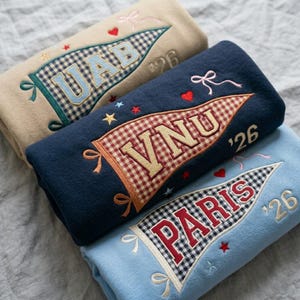 Broderad personlig vimpeltröja, sweatshirt med gingham-applikation, personlig collegebokstäver, examenspresent