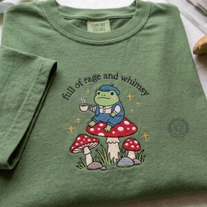 Komfortfärger fulla av ilska och nyckfullhet-tröja, Cottagecore blommig t-shirt, rolig groda-tröja, feministisk citat-tröja, groda-gåva bild 4