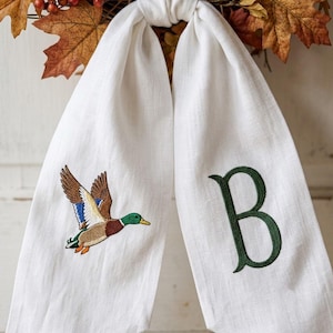 Broderad anpassad gräsandkransbåge, personlig monogramdörrdekoration, höstskörderosé till ytterdörren, värdinnapresent