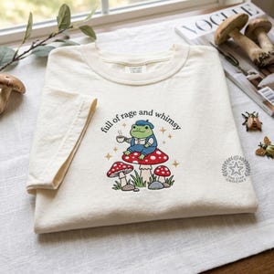 Komfortfärger fulla av ilska och nyckfullhet-tröja, Cottagecore blommig t-shirt, rolig groda-tröja, feministisk citat-tröja, groda-gåva bild 2
