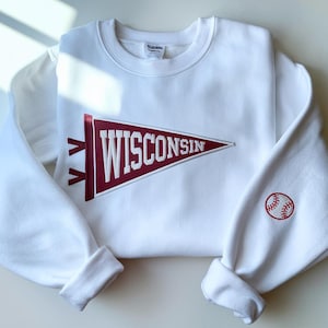 Aangepaste vintage wimpel geborduurd sweatshirt, retro collegiale stijl met ronde hals, aangepaste college-trui, aangepast wimpelshirt