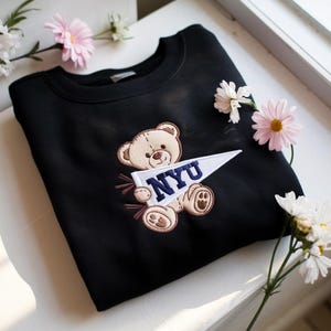 Aangepast geborduurd college-shirt, wimpel teddybeer geborduurd sweatshirt, trendy campus-T-shirt, aangepast wimpelshirt