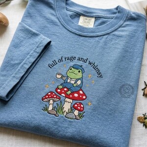 Komfortfärger fulla av ilska och nyckfullhet-tröja, Cottagecore blommig t-shirt, rolig groda-tröja, feministisk citat-tröja, groda-gåva bild 1