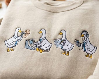 Maglietta con ricamo "Silly Goose" per audiologo, maglietta divertente per medici, felpa per la facoltà di medicina, regalo per otorinolaringoiatra.