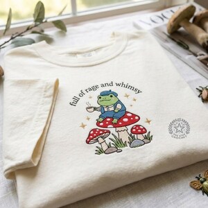 Komfortfärger fulla av ilska och nyckfullhet-tröja, Cottagecore blommig t-shirt, rolig groda-tröja, feministisk citat-tröja, groda-gåva bild 3
