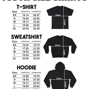 Puede incluir: Un gr&aacute;fico blanco con el texto "YOUTH SIZE CHARTS". Muestra tablas de tallas para camisetas, sudaderas y sudaderas con capucha, con medidas de pecho y largo en pulgadas para las tallas XS a XL. El texto "Sizes may differ between 0.5 / 1 inches" est&aacute; en la parte inferior.