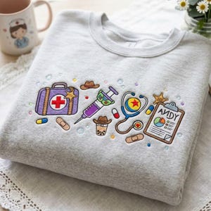 Sweatshirt met geborduurd verpleegsterverhaal, shirtontwerp To Infinity and Beyond, op filmcartoon geïnspireerd T-shirt voor verpleegster, verpleegkundig diplomacadeau