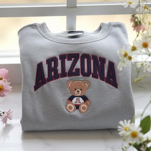 Aangepast geborduurd college-shirt, wimpel teddybeer geborduurd sweatshirt, aangepast wimpelshirt, trendy campus-T-shirt