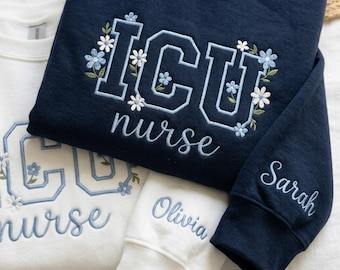 Geborduurd IC-verpleegkundige sweater, bloemenblauwe toile Critical Care-kleding, gepersonaliseerd bloemen RN-shirt verpleegkundige, cadeau gezondheidswerker