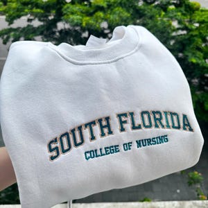 Benutzerdefinierte College gesticktes Sweatshirt, College Universität High School Rundhalsausschnitt, Brief bestickter Hoodie, Abschlussgeschenk für Studenten