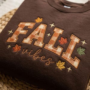 Sudadera con estampado de cuadros vichy bordada "Fall Vibes", camiseta acogedora de calabazas para otoño, ropa con apliques, camiseta de hojas de otoño, regalo de otoño