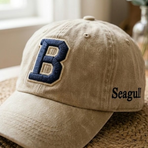 Könnte beinhalten: Ein Set aus drei Keramikbechern mit gesprenkelter, matter Oberfläche. Die Becher sind in Creme-, Hellgrau- und Dunkelgrautönen gehalten. Jeder Becher hat ein schlichtes, minimalistisches Design.