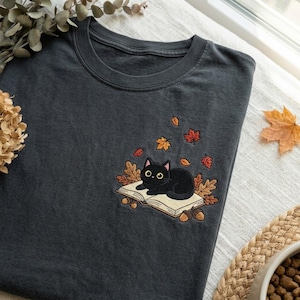 Broderad svart kattläsningsbokskjorta, katt- och höstlövskjorta, katthöstskjorta, mysig säsongströja, kattälskarepresent