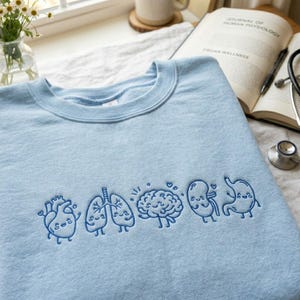 Broderad Organ Friends-tröja, vårdpersonaltröja, anatomi- och sjukvårdströja, läkarstudentpresent