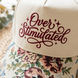Broderad överstimulerad blommig hatt, rolig neurodivergent keps, blommig keps, sarkastisk kvinna-present