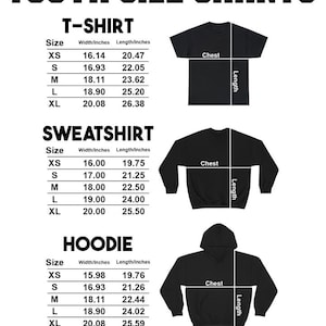 Puede incluir: Gr&aacute;fico blanco con texto negro "YOUTH SIZE CHARTS" con tablas de tallas para camisetas, sudaderas y sudaderas con capucha. Las medidas est&aacute;n en pulgadas para el ancho y el largo, tallas de XS a XL.