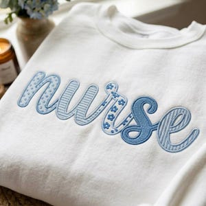 Besticktes Krankenschwester-Sweatshirt, Registered Nurse T-Shirt, Floral RN Crewneck, Krankenschwester Abschlussgeschenk, Geschenk für Krankenschwester