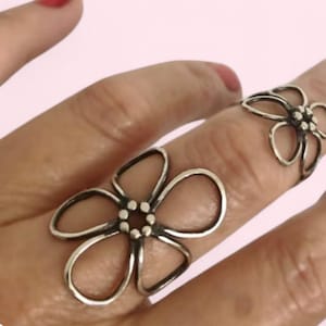 Anello a forma di fiore in argento sterling: gioiello boho floreale di tendenza, tutte le taglie.