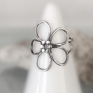 Handgemaakte sterlingzilveren midi-ring met bloem - geoxideerd kantontwerp