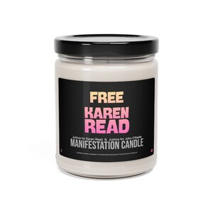 Könnte beinhalten: Eine Kerze in einem Glasgefäß mit einem schwarzen Etikett, auf dem "FREE KAREN READ Justice for Karen Read & Justice for John O'Keefe MANIFESTATION CANDLE" steht.