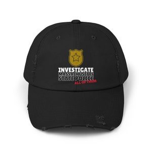 Può includere: Cappellino da baseball nero consumato con un distintivo dorato e il testo "INVESTIGATE MASSACHUSETTS STATE POLICE ALL OF THEM".