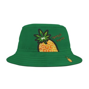 Könnte beinhalten: Grüner Bucket Hat mit Ananas-Motiv und dem Text "Pineapple Express".