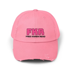 Puede incluir: Gorra de béisbol rosa desgastada con texto negro que dice "FKR FREE KAREN READ"