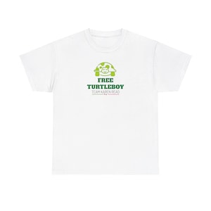 Könnte beinhalten: Weißes T-Shirt mit einer grünen Schildkrötengrafik und dem Text "FREE TURTLEBOY TEAM KAREN READ".