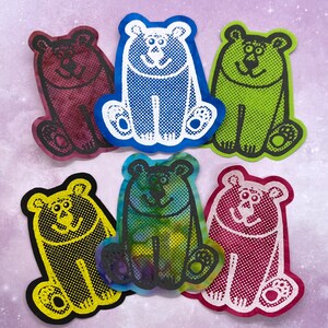 Könnte beinhalten: Satz mit zehn bunten Filz-Bären-Aufnähern. Die Bären sind in verschiedenen Posen und haben unterschiedliche Muster. Die Aufnäher sind perfekt, um Kleidung, Taschen oder anderen Bastelarbeiten einen Hauch von Verspieltheit zu verleihen.