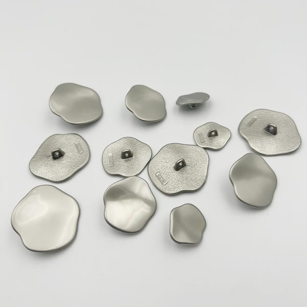 Matte Gold & Silber gewellte Metallknöpfe: Unregelmäßige Nähverzierungen
