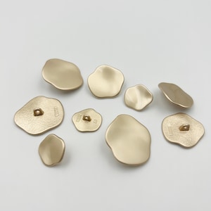 Unregelmäßig geformte Metallknöpfe in mehreren Größen - 6/12 mattgoldfarbene gewellte Knöpfe, geeignet zum Aufnähen von Pullovern / Anzugjacken / Mänteln