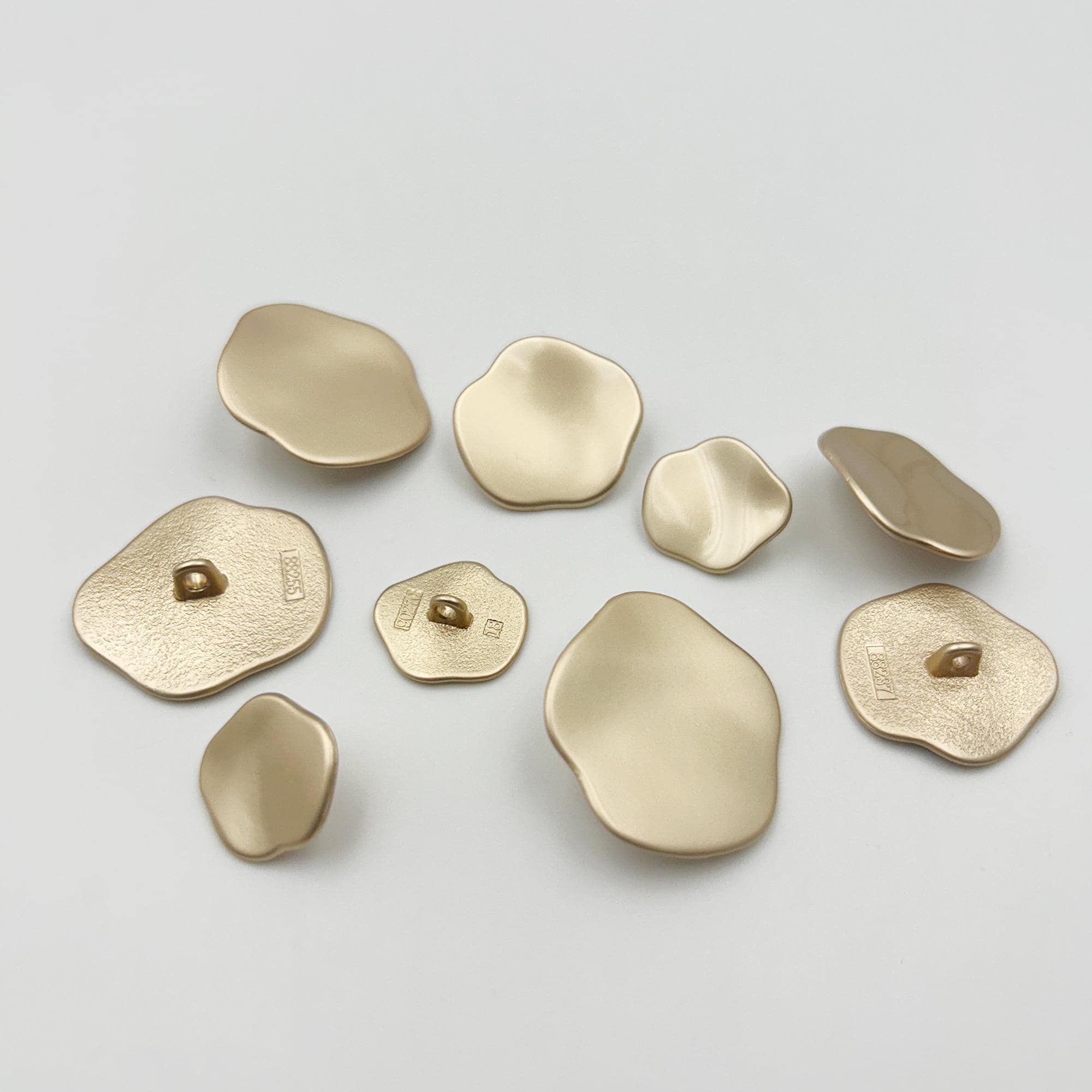 10 Bottoni in Metallo a Forma di Cervo Traforato 18/23mm, Bottoni