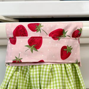 Toalha de cozinha pendurada/Decoração de cozinha/Decoração de morango/Decorações de morango/Presente de anfitriã/Presente de inauguração de casa/Presente de morango/Decoração de dopamina