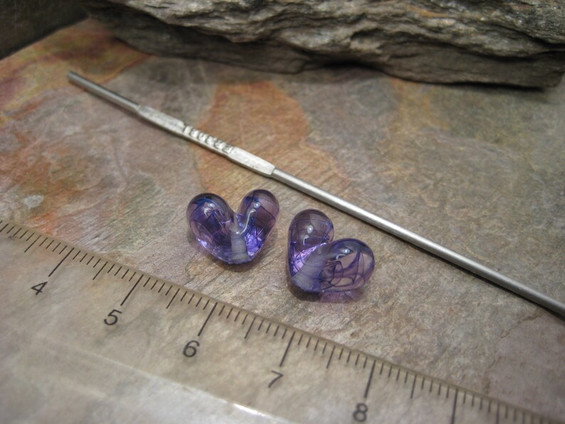 Small veiled hearts a pair lampwork glass beads by Beth Mellor, Beeboo 画像 1